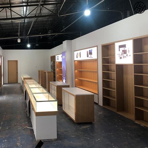 赋能电子产品销售 商场手机店中岛柜与带灯玻璃展柜的视觉营销之道